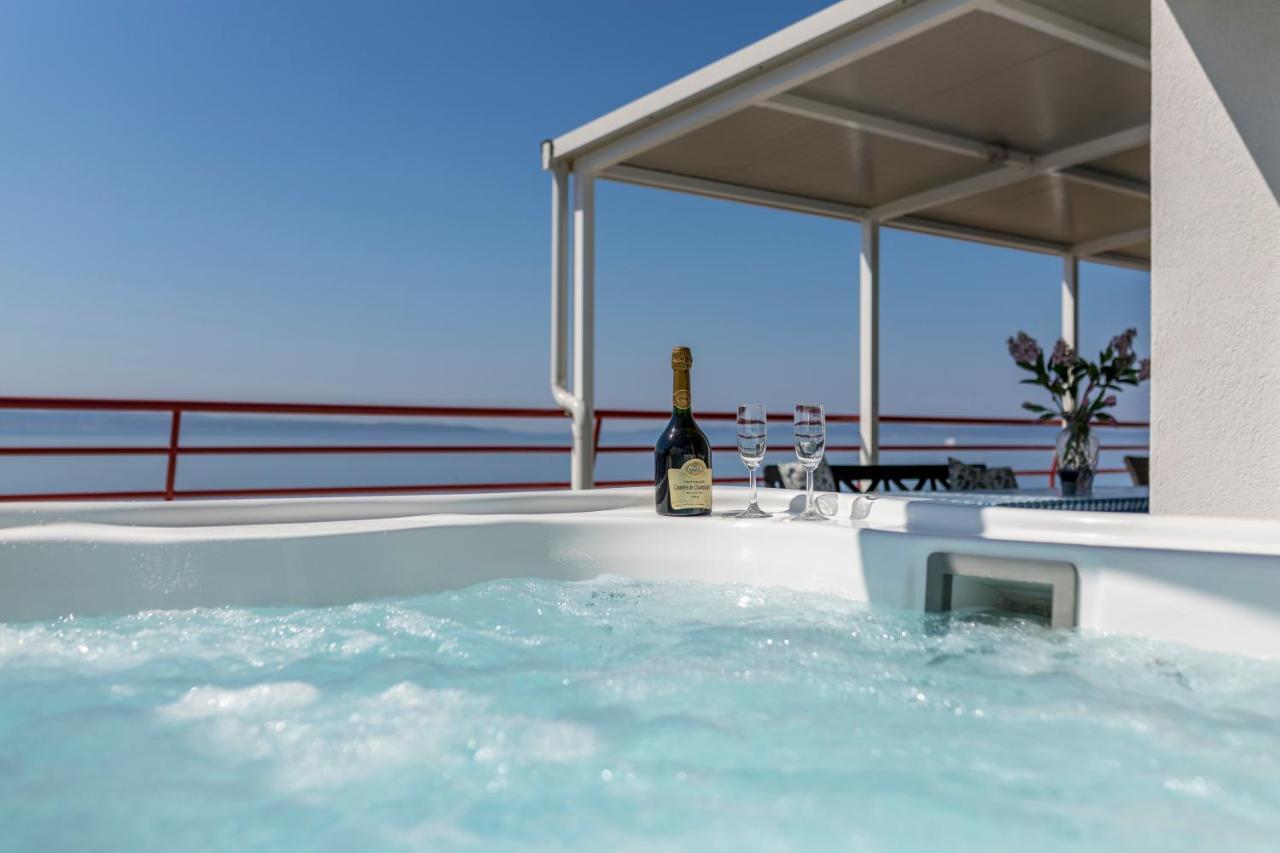 Seaside Penthouse With Hot Tub Sky Living Apartment Split Exterior photo